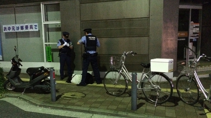 日曜日の深夜 路上で寝込む若い女性を警察官が保護 関内新聞