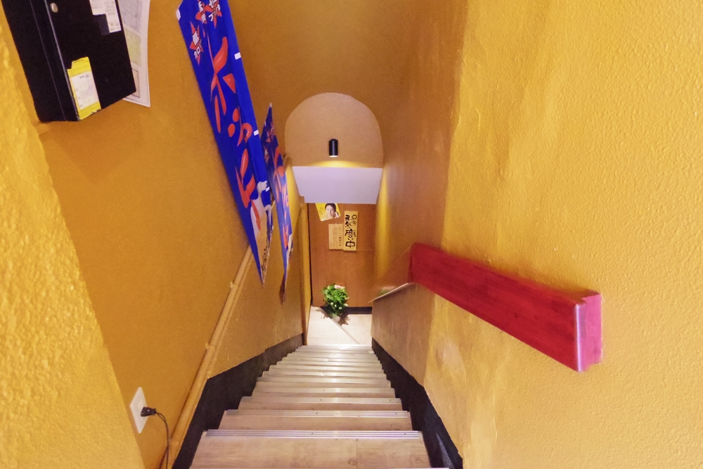 関内酒場の階段